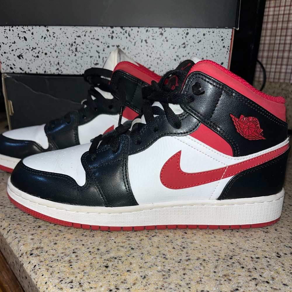 Nike Air Jordan Mid 1 Grade School Size 7 Y Black, Red,White Sneakers Streetwear